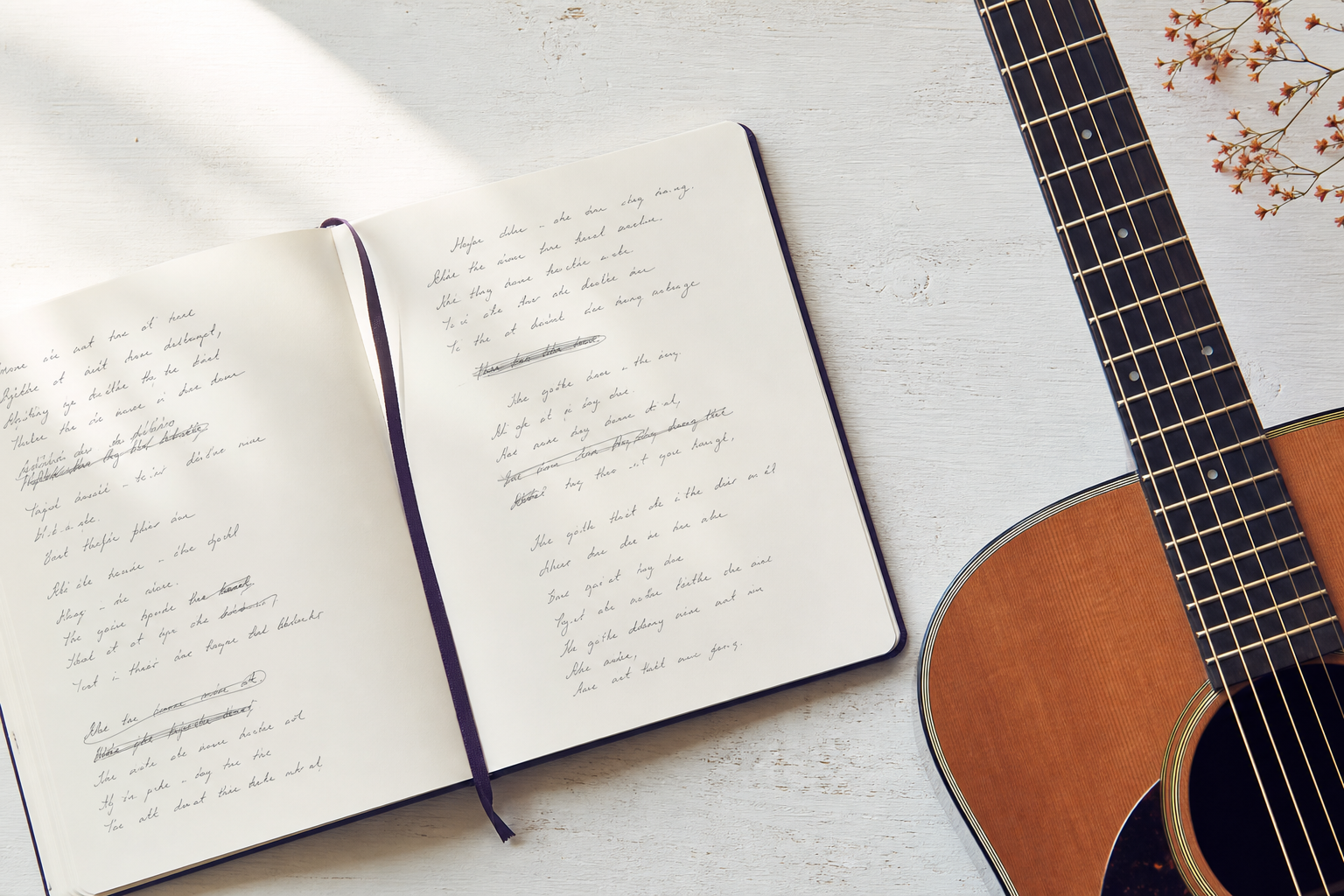 Ein offenes Songwriter-Notizbuch auf einem Holzschreibtisch neben einer Akustikgitarre, handgeschriebene Texte auf der Seite sichtbar
